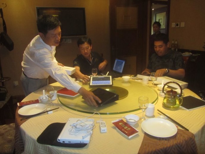 为庆祝apple今晚的WWDC开幕,显示一下滑雪圈ipad2的大聚会 为庆祝apple今晚的WWDC开幕,显示一下滑雪圈ipad2的大聚会