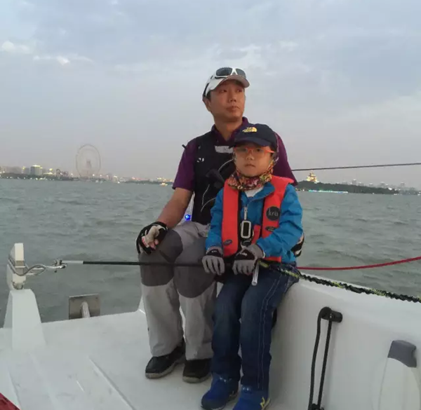 4岁招风小童子首次参赛大帆船记