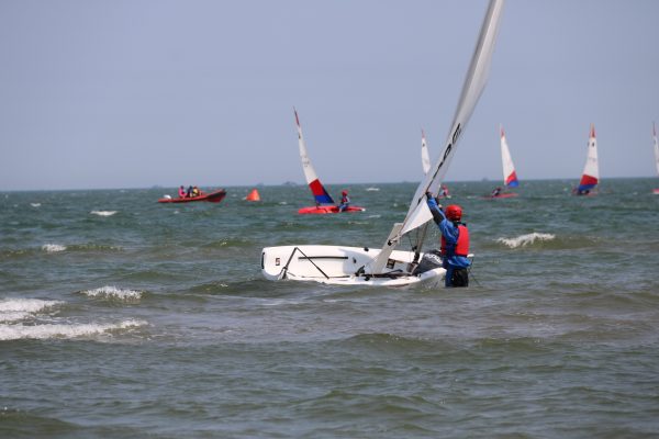 南戴河海边- 帆船就是翻船！