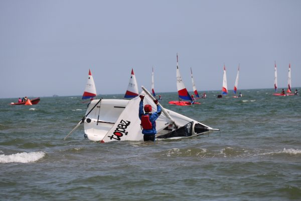 南戴河海边- 帆船就是翻船！