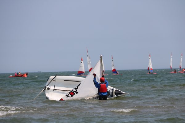 南戴河海边- 帆船就是翻船！