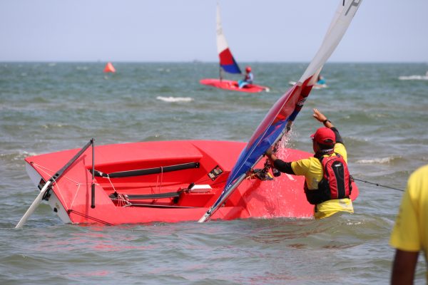 南戴河海边- 帆船就是翻船！