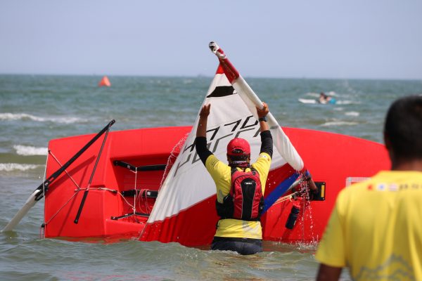 南戴河海边- 帆船就是翻船！