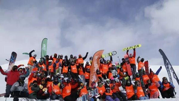 滑雪与地产界大佬现身北京签约国际顶级四季冰雪IP赛事“雪山之王”