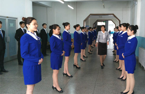 教员“手把手”教服务礼仪 培养“阳光”地服新青年