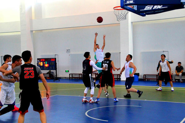 南航新疆飞行部与空管局篮球友谊赛拉开帷幕