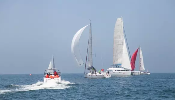 帆船驾驶技术，航海时怎样驾驶帆船？