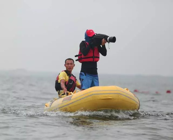 2个月，12万张照片，他用爱记录下了700个孩子的快乐童年