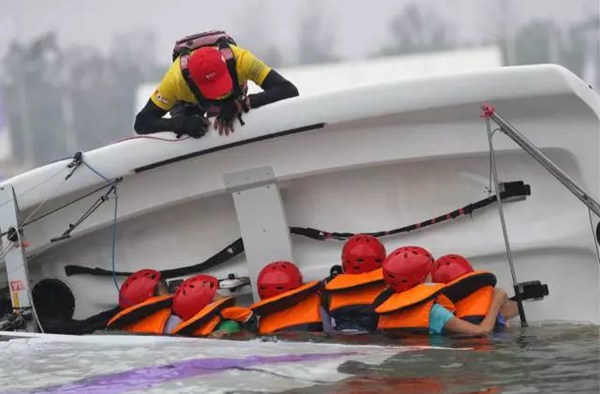 2个月，12万张照片，他用爱记录下了700个孩子的快乐童年