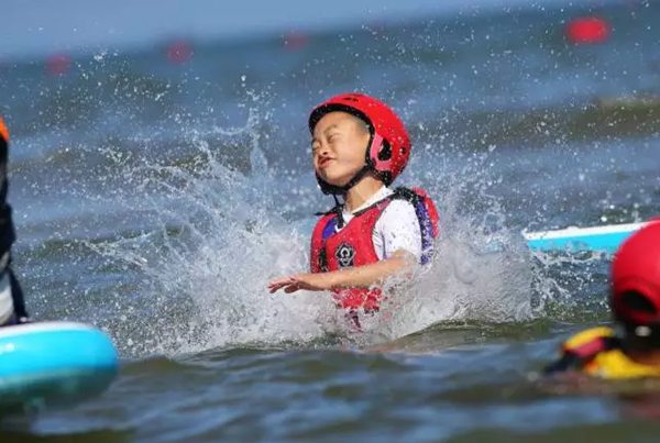 2个月，12万张照片，他用爱记录下了700个孩子的快乐童年