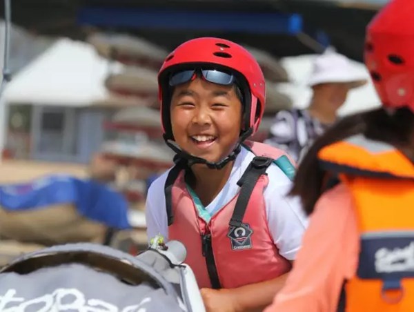 2个月，12万张照片，他用爱记录下了700个孩子的快乐童年