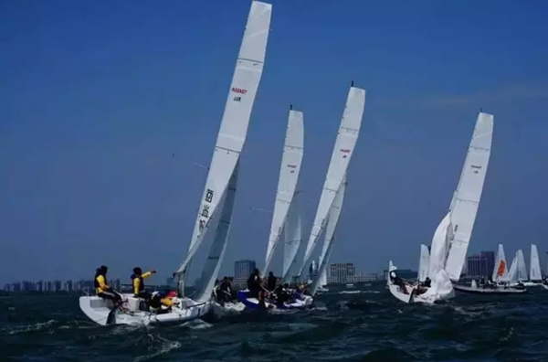 帆船驾驶技术，航海时怎样驾驶帆船？