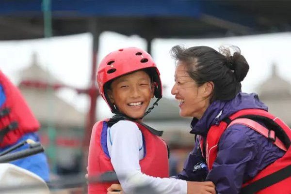 2个月，12万张照片，他用爱记录下了700个孩子的快乐童年