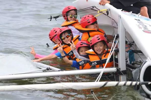 2个月，12万张照片，他用爱记录下了700个孩子的快乐童年