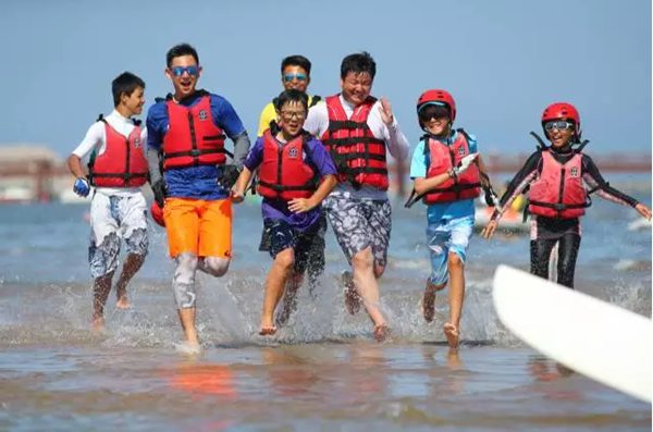 2个月，12万张照片，他用爱记录下了700个孩子的快乐童年