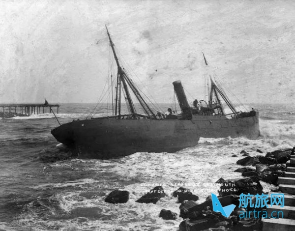 看! 躺在岸边的船？