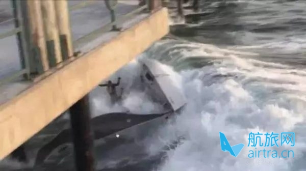 看! 躺在岸边的船？