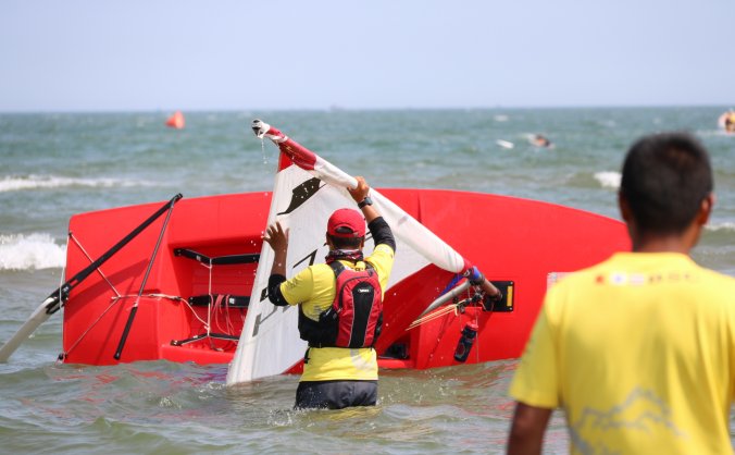 南戴河海边- 帆船就是翻船！